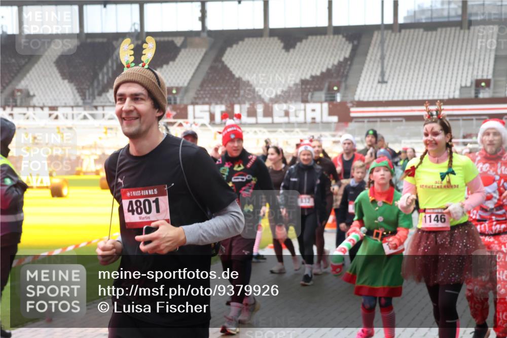 07.12.2025 - St. Pauli X-Mass-Run No. 15 Luisa Fischer http://msf.ph/oto/9379926 07.12.2025 11:11:58 Ziel 15, 4801, 1146, 10, 171, 182, 190, 411, 679, 689, 690, 697, 698, 777, 787, 788, 812, 815, 817, 832, 841, 909, 1145, 1146, 1147, 1186, 1309, 1321, 1518, 1519, 1557, 1565, 1568, 1589, 1619, 1707, 1711, 1714, 1767, 1770, 2258, 2742, 4801, 4805, 4806, 4810, 4813, 5005, 5006 meine-sportfotos.de