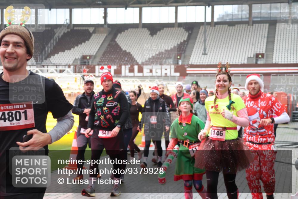 07.12.2025 - St. Pauli X-Mass-Run No. 15 Luisa Fischer http://msf.ph/oto/9379928 07.12.2025 11:11:58 Ziel 15, 4801, 841, 832, 1146, 40, 171, 182, 190, 411, 679, 689, 690, 697, 698, 777, 787, 788, 812, 815, 817, 832, 841, 909, 1145, 1146, 1147, 1186, 1309, 1321, 1518, 1519, 1557, 1565, 1568, 1589, 1619, 1707, 1711, 1714, 1767, 1770, 2258, 2742, 4801, 4805, 4806, 4810, 4813, 5005, 5006 meine-sportfotos.de