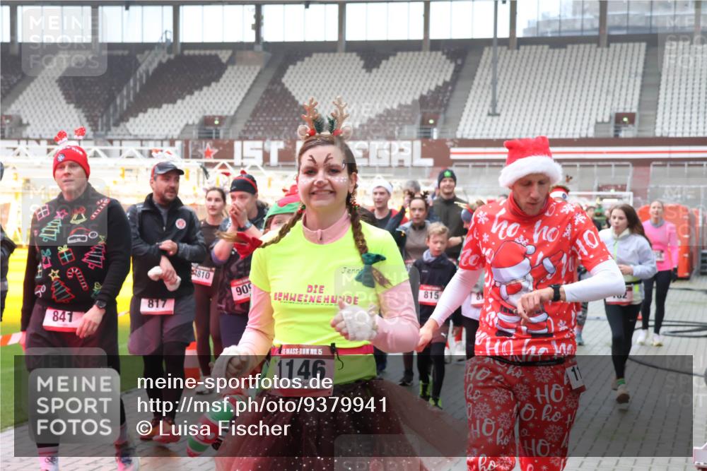 07.12.2025 - St. Pauli X-Mass-Run No. 15 Luisa Fischer http://msf.ph/oto/9379941 07.12.2025 11:11:59 Ziel 24, 841, 817, 4810, 909, 815, 15, 1146, 40, 171, 182, 190, 411, 679, 689, 690, 694, 697, 698, 777, 787, 788, 812, 815, 817, 832, 841, 909, 1145, 1146, 1147, 1186, 1309, 1321, 1518, 1519, 1557, 1565, 1568, 1589, 1619, 1707, 1711, 1714, 1767, 1770, 2258, 2742, 4801, 4805, 4806, 4810, 4813, 5005, 5006 meine-sportfotos.de