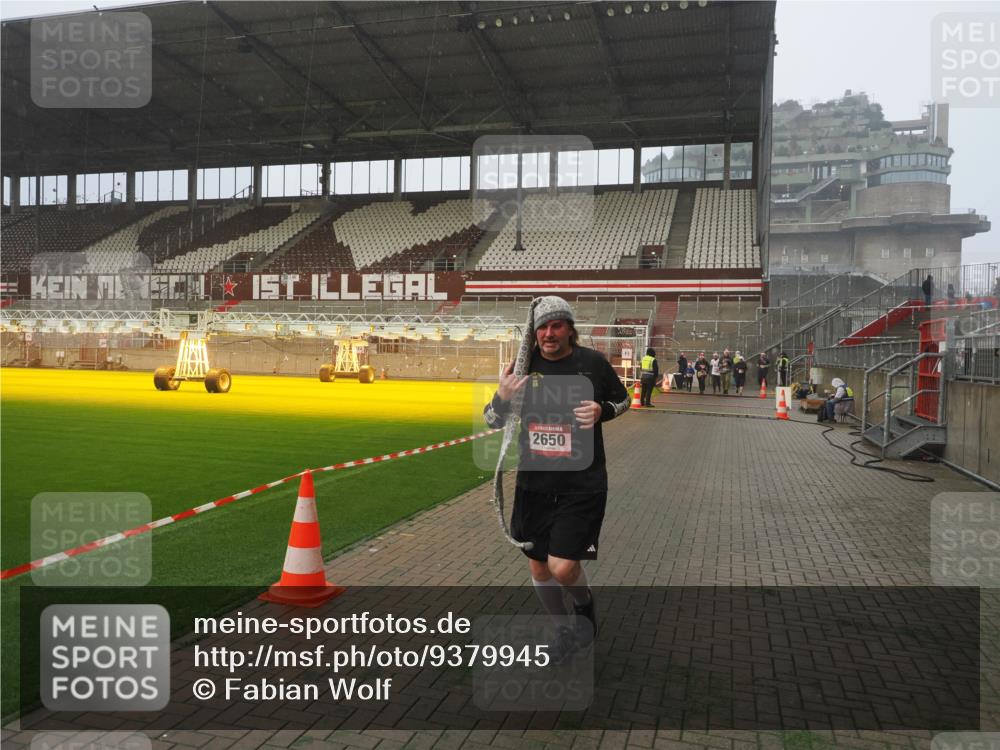 07.12.2025 - St. Pauli X-Mass-Run No. 15 Fabian Wolf http://msf.ph/oto/9379945 07.12.2025 10:08:27 Ziel 2650, 2746 meine-sportfotos.de