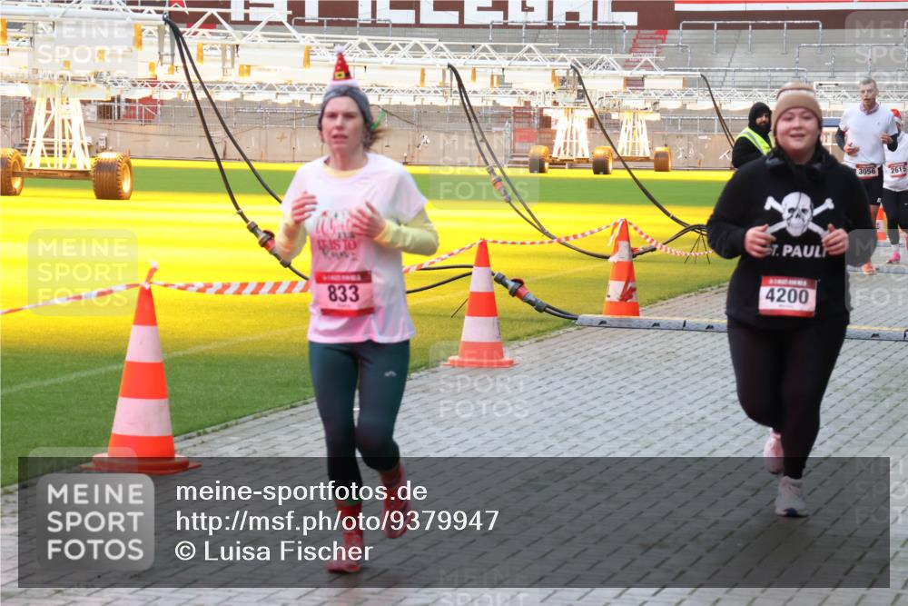07.12.2025 - St. Pauli X-Mass-Run No. 15 Luisa Fischer http://msf.ph/oto/9379947 07.12.2025 10:37:03 Ziel 833, 4200, 3056, 2615, 37, 511, 521, 665, 717, 833, 2615, 2948, 3056, 3089, 3263, 3382, 4200, 4591, 4597, 4599, 4690, 4691, 4693 meine-sportfotos.de