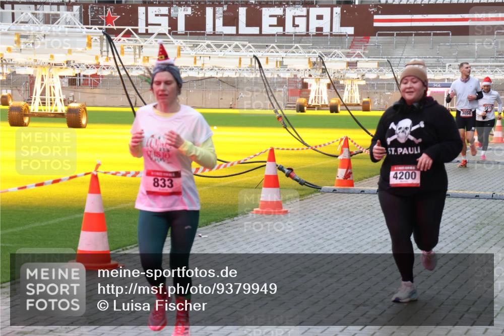 07.12.2025 - St. Pauli X-Mass-Run No. 15 Luisa Fischer http://msf.ph/oto/9379949 07.12.2025 10:37:04 Ziel 833, 4200, 3056, 2615, 37, 511, 521, 665, 717, 833, 2615, 2948, 3056, 3089, 3263, 3382, 4200, 4591, 4597, 4599, 4690, 4691, 4693 meine-sportfotos.de