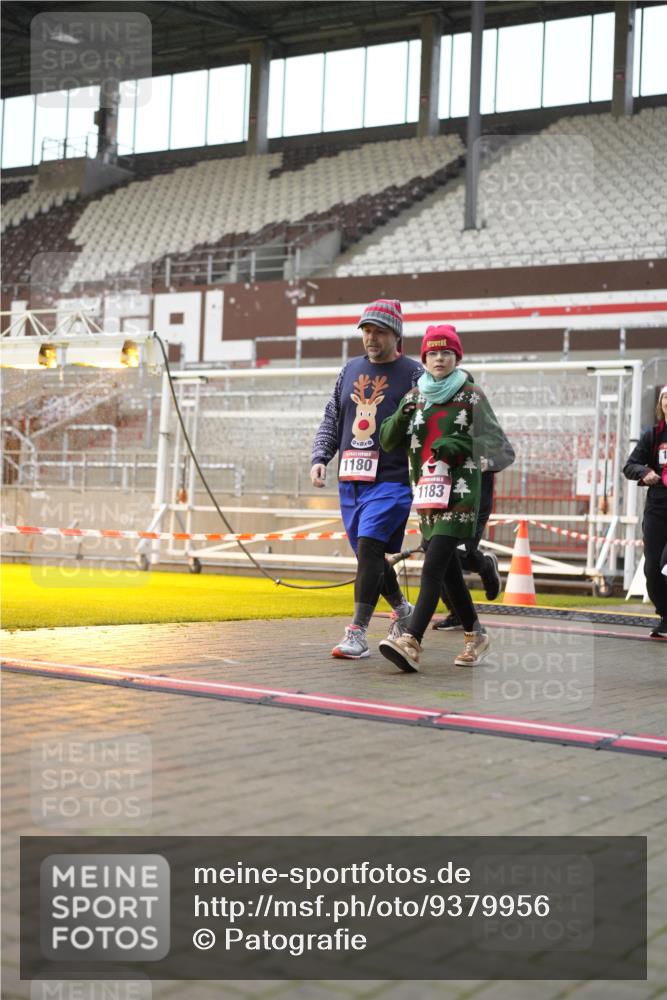 07.12.2025 - St. Pauli X-Mass-Run No. 15 Patografie http://msf.ph/oto/9379956 07.12.2025 10:15:14 Ziel 308, 431, 436, 438, 1180, 1183, 1885, 2666, 2667, 2668, 3103, 4494, 4536 meine-sportfotos.de