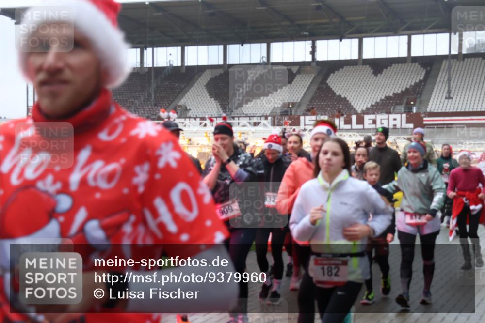 07.12.2025 - St. Pauli X-Mass-Run No. 15 Luisa Fischer http://msf.ph/oto/9379960 07.12.2025 11:12:02 Ziel 909, 832, 182, 171, 182, 190, 408, 411, 679, 689, 690, 694, 697, 698, 777, 787, 788, 812, 815, 817, 832, 841, 909, 1145, 1146, 1147, 1186, 1309, 1321, 1519, 1557, 1565, 1568, 1589, 1619, 1707, 1711, 1714, 1767, 1770, 2258, 2742, 4801, 4805, 4806, 4810, 4813, 5005, 5006 meine-sportfotos.de
