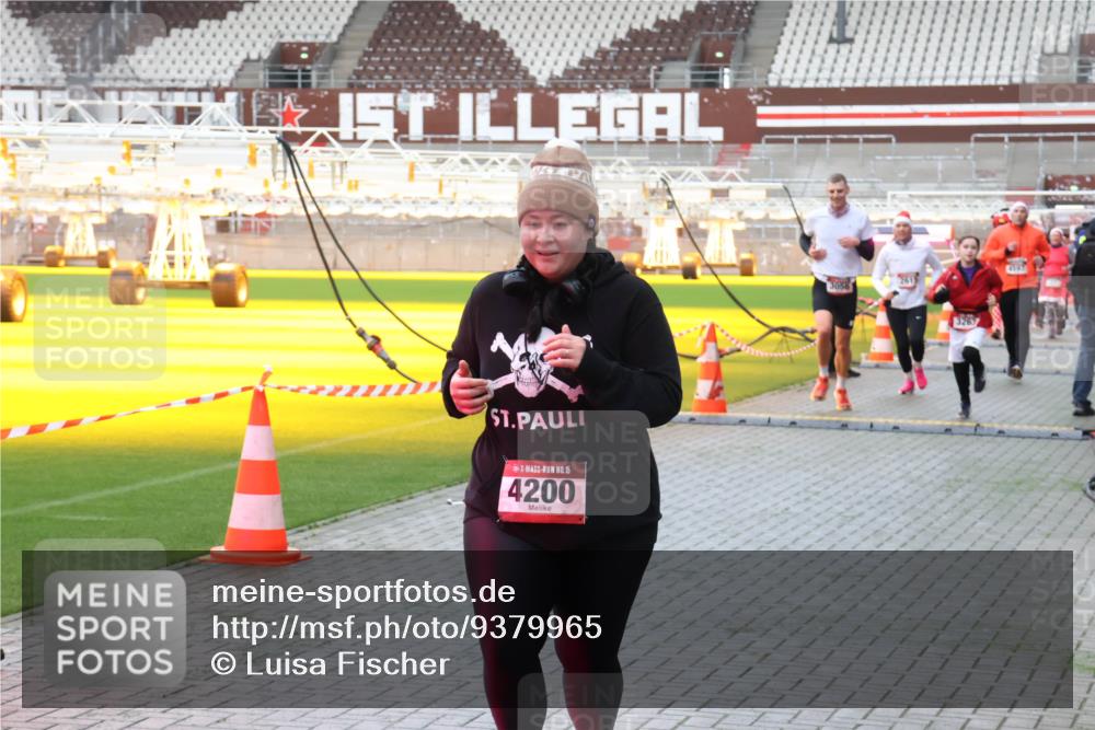 07.12.2025 - St. Pauli X-Mass-Run No. 15 Luisa Fischer http://msf.ph/oto/9379965 07.12.2025 10:37:06 Ziel 15, 4200, 3056, 3263, 37, 511, 521, 665, 717, 833, 2615, 2948, 3056, 3089, 3263, 3382, 4200, 4591, 4597, 4599, 4690, 4691, 4693 meine-sportfotos.de