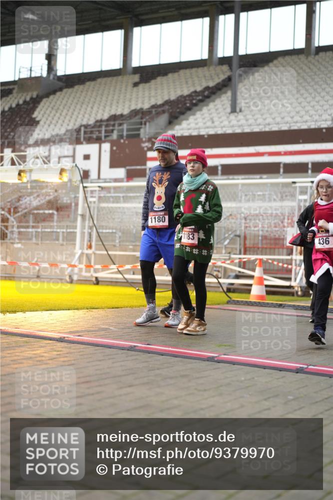 07.12.2025 - St. Pauli X-Mass-Run No. 15 Patografie http://msf.ph/oto/9379970 07.12.2025 10:15:14 Ziel 308, 431, 436, 438, 1180, 1183, 1885, 2666, 2667, 2668, 3103, 4494, 4536 meine-sportfotos.de