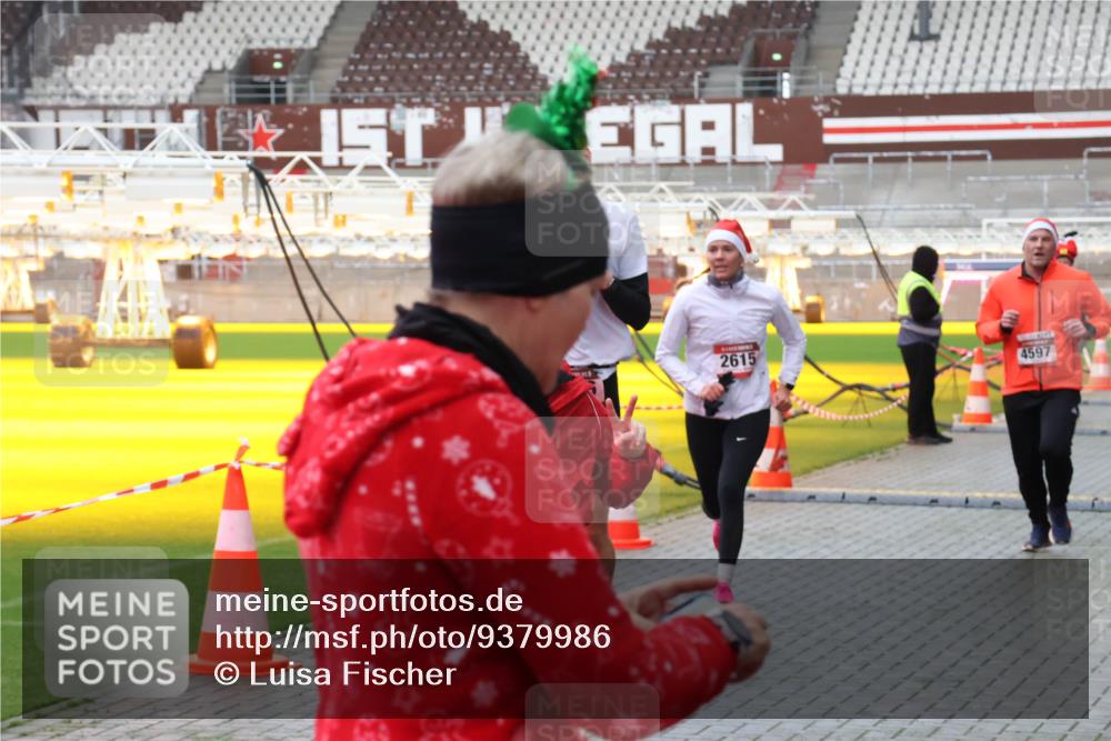 07.12.2025 - St. Pauli X-Mass-Run No. 15 Luisa Fischer http://msf.ph/oto/9379986 07.12.2025 10:37:10 Ziel 2615, 4597, 37, 503, 511, 521, 665, 717, 833, 2349, 2351, 2615, 2948, 3056, 3089, 3263, 3382, 4200, 4591, 4597, 4599, 4690, 4691, 4693 meine-sportfotos.de
