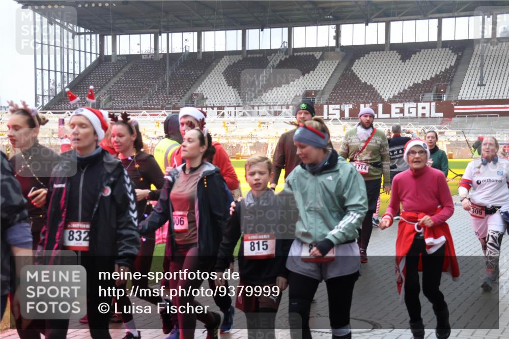 07.12.2025 - St. Pauli X-Mass-Run No. 15 Luisa Fischer http://msf.ph/oto/9379999 07.12.2025 11:12:05 Ziel 832, 06, 815, 1714, 309, 171, 182, 190, 408, 411, 437, 679, 689, 690, 694, 777, 787, 788, 812, 815, 817, 832, 841, 909, 1145, 1146, 1147, 1186, 1309, 1321, 1557, 1565, 1568, 1589, 1619, 1707, 1711, 1714, 1767, 1770, 2742, 4801, 4805, 4806, 4810, 4813, 5005, 5006 meine-sportfotos.de