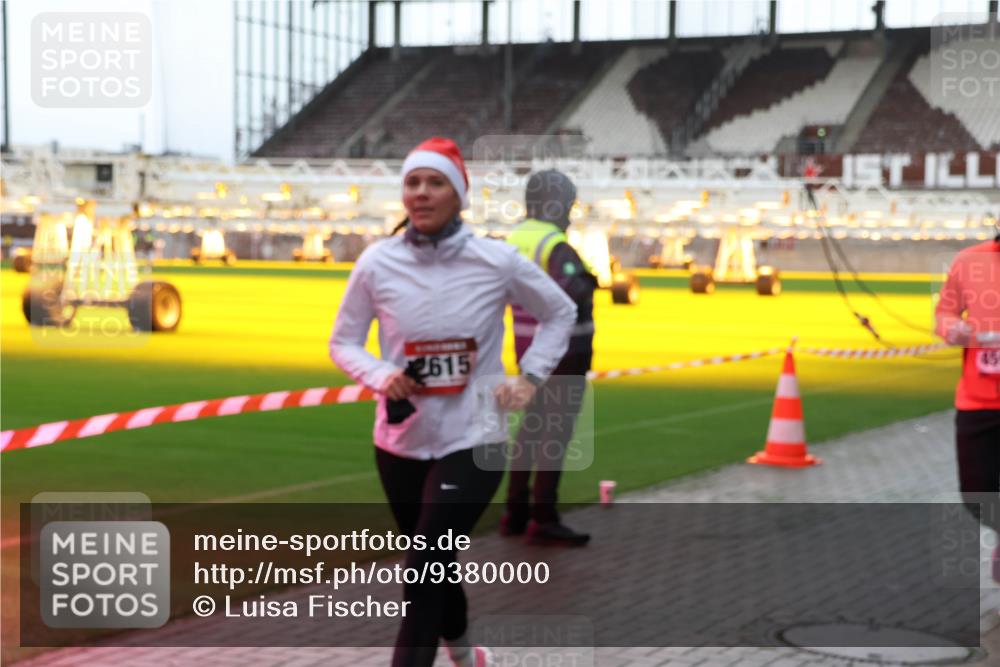 07.12.2025 - St. Pauli X-Mass-Run No. 15 Luisa Fischer http://msf.ph/oto/9380000 07.12.2025 10:37:13 Ziel 2615, 37, 503, 511, 521, 665, 717, 833, 2349, 2351, 2615, 2948, 3056, 3089, 3090, 3263, 3382, 4200, 4591, 4597, 4599, 4690, 4691, 4693 meine-sportfotos.de