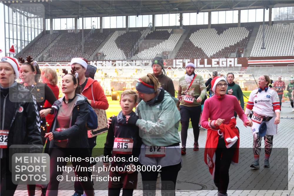 07.12.2025 - St. Pauli X-Mass-Run No. 15 Luisa Fischer http://msf.ph/oto/9380002 07.12.2025 11:12:05 Ziel 32, 5, 815, 812, 1714, 1309, 171, 182, 190, 408, 411, 437, 679, 689, 690, 694, 777, 787, 788, 812, 815, 817, 832, 841, 909, 1145, 1146, 1147, 1186, 1309, 1321, 1557, 1565, 1568, 1589, 1619, 1707, 1711, 1714, 1767, 1770, 2742, 4801, 4805, 4806, 4810, 4813, 5005, 5006 meine-sportfotos.de