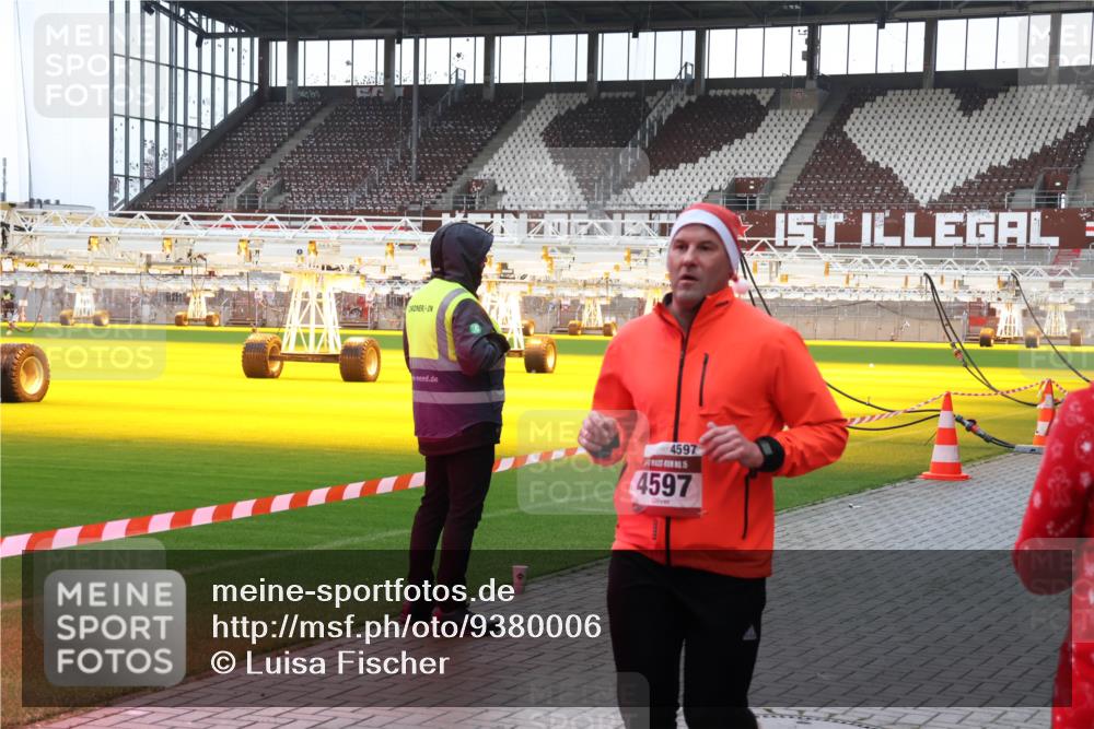 07.12.2025 - St. Pauli X-Mass-Run No. 15 Luisa Fischer http://msf.ph/oto/9380006 07.12.2025 10:37:14 Ziel 4597, 15, 4597, 37, 503, 511, 521, 665, 717, 833, 2349, 2351, 2615, 2948, 3056, 3089, 3090, 3263, 3382, 4200, 4591, 4597, 4599, 4690, 4691, 4693 meine-sportfotos.de