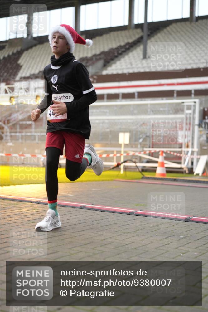 07.12.2025 - St. Pauli X-Mass-Run No. 15 Patografie http://msf.ph/oto/9380007 07.12.2025 10:15:17 Ziel 308, 431, 436, 438, 1180, 1183, 1885, 2666, 2667, 2668, 3103, 4494, 4536 meine-sportfotos.de