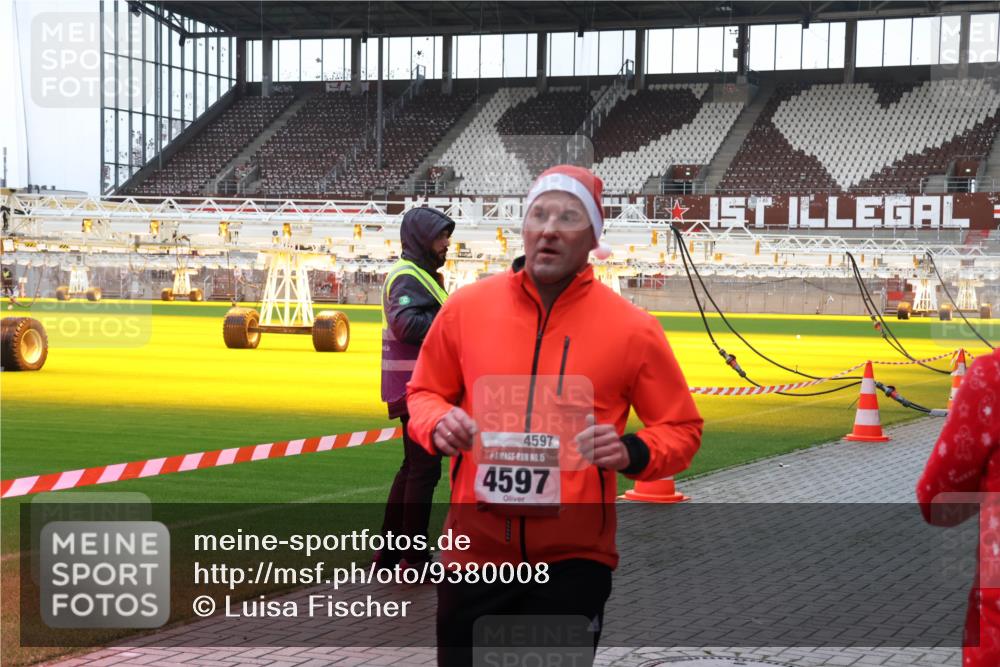 07.12.2025 - St. Pauli X-Mass-Run No. 15 Luisa Fischer http://msf.ph/oto/9380008 07.12.2025 10:37:14 Ziel 4597, 5, 4597, 37, 503, 511, 521, 665, 717, 833, 2349, 2351, 2615, 2948, 3056, 3089, 3090, 3263, 3382, 4200, 4591, 4597, 4599, 4690, 4691, 4693 meine-sportfotos.de