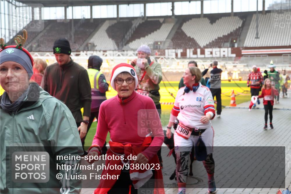 07.12.2025 - St. Pauli X-Mass-Run No. 15 Luisa Fischer http://msf.ph/oto/9380023 07.12.2025 11:12:07 Ziel 1770, 1309, 171, 182, 190, 408, 411, 437, 679, 689, 690, 694, 777, 787, 788, 812, 815, 817, 832, 841, 909, 1145, 1146, 1147, 1186, 1309, 1321, 1557, 1565, 1568, 1589, 1619, 1707, 1711, 1714, 1767, 1770, 4801, 4805, 4806, 4810, 4813, 5005, 5006 meine-sportfotos.de