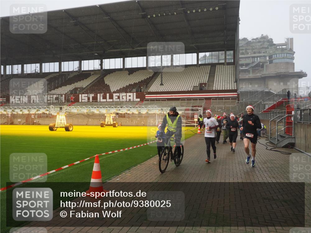 07.12.2025 - St. Pauli X-Mass-Run No. 15 Fabian Wolf http://msf.ph/oto/9380025 07.12.2025 10:08:37 Ziel 2247, 2248, 2650, 3212, 3495, 3671, 3759, 4205, 4232, 4234, 4451 meine-sportfotos.de