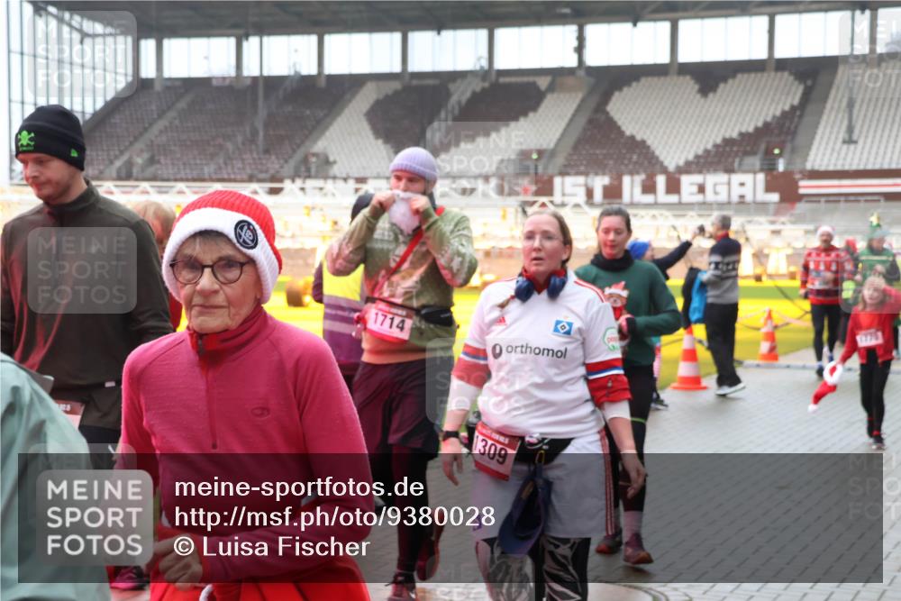 07.12.2025 - St. Pauli X-Mass-Run No. 15 Luisa Fischer http://msf.ph/oto/9380028 07.12.2025 11:12:08 Ziel 1714, 309, 171, 182, 190, 408, 411, 437, 679, 689, 690, 694, 695, 777, 787, 788, 812, 815, 817, 832, 841, 909, 1145, 1146, 1147, 1186, 1309, 1321, 1557, 1565, 1568, 1589, 1619, 1711, 1714, 1767, 1770, 4801, 4805, 4806, 4810, 4813, 5005, 5006 meine-sportfotos.de