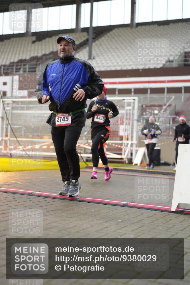 07.12.2025 - St. Pauli X-Mass-Run No. 15 Patografie http://msf.ph/oto/9380029 07.12.2025 10:15:31 Ziel 2641, 2645, 2652, 2658, 2659, 2745, 3053, 4455, 4494 meine-sportfotos.de
