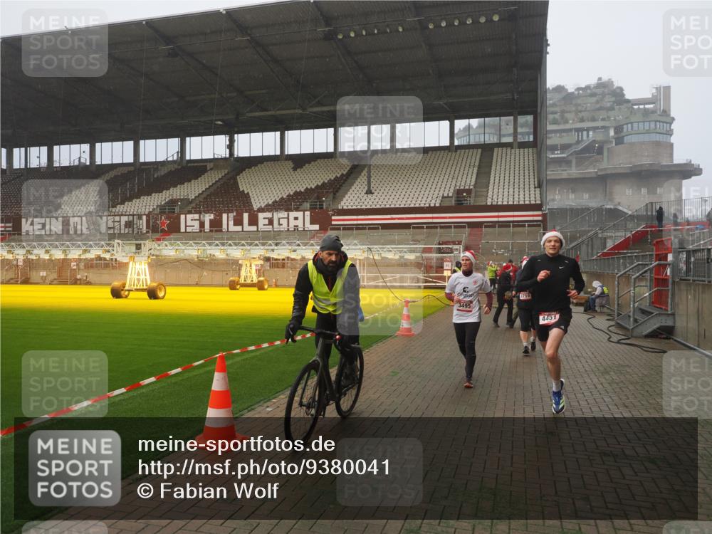 07.12.2025 - St. Pauli X-Mass-Run No. 15 Fabian Wolf http://msf.ph/oto/9380041 07.12.2025 10:08:37 Ziel 2247, 2248, 2650, 3212, 3495, 3671, 3759, 4205, 4232, 4234, 4451 meine-sportfotos.de
