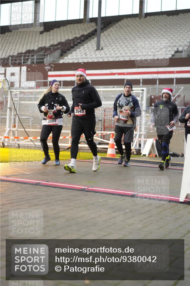 07.12.2025 - St. Pauli X-Mass-Run No. 15 Patografie http://msf.ph/oto/9380042 07.12.2025 10:15:34 Ziel 2641, 2645, 2652, 2658, 2659, 2745, 3053, 4455 meine-sportfotos.de