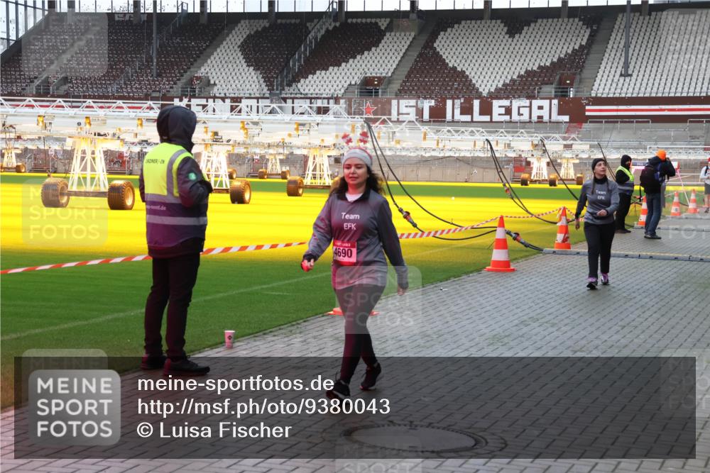 07.12.2025 - St. Pauli X-Mass-Run No. 15 Luisa Fischer http://msf.ph/oto/9380043 07.12.2025 10:37:29 Ziel 4690, 37, 503, 511, 521, 665, 717, 833, 2349, 2351, 2615, 3056, 3090, 3263, 3382, 4597, 4690, 4691, 4693, 4761 meine-sportfotos.de