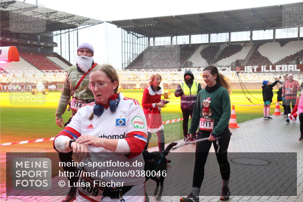 07.12.2025 - St. Pauli X-Mass-Run No. 15 Luisa Fischer http://msf.ph/oto/9380046 07.12.2025 11:12:10 Ziel 1, 1714, 1711, 15, 1309, 650, 171, 182, 190, 408, 411, 437, 679, 689, 690, 694, 695, 788, 812, 815, 819, 841, 1145, 1146, 1147, 1186, 1309, 1321, 1589, 1711, 1714, 1767, 1770, 4801, 4805, 4806, 4810, 4813, 5005, 5006 meine-sportfotos.de