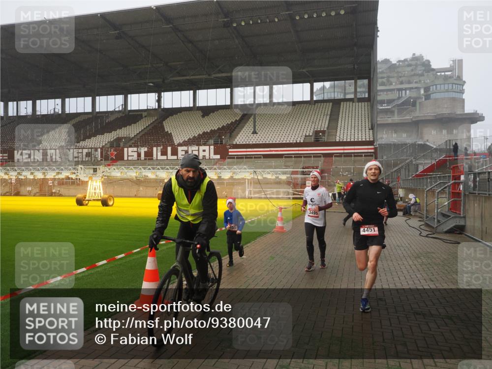 07.12.2025 - St. Pauli X-Mass-Run No. 15 Fabian Wolf http://msf.ph/oto/9380047 07.12.2025 10:08:38 Ziel 707, 2247, 2248, 2650, 3212, 3495, 3671, 3759, 4205, 4232, 4234, 4451 meine-sportfotos.de