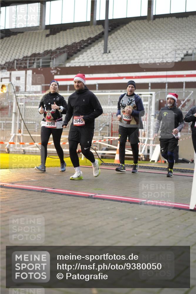 07.12.2025 - St. Pauli X-Mass-Run No. 15 Patografie http://msf.ph/oto/9380050 07.12.2025 10:15:35 Ziel 2641, 2645, 2652, 2658, 2659, 2745, 3053, 4455 meine-sportfotos.de