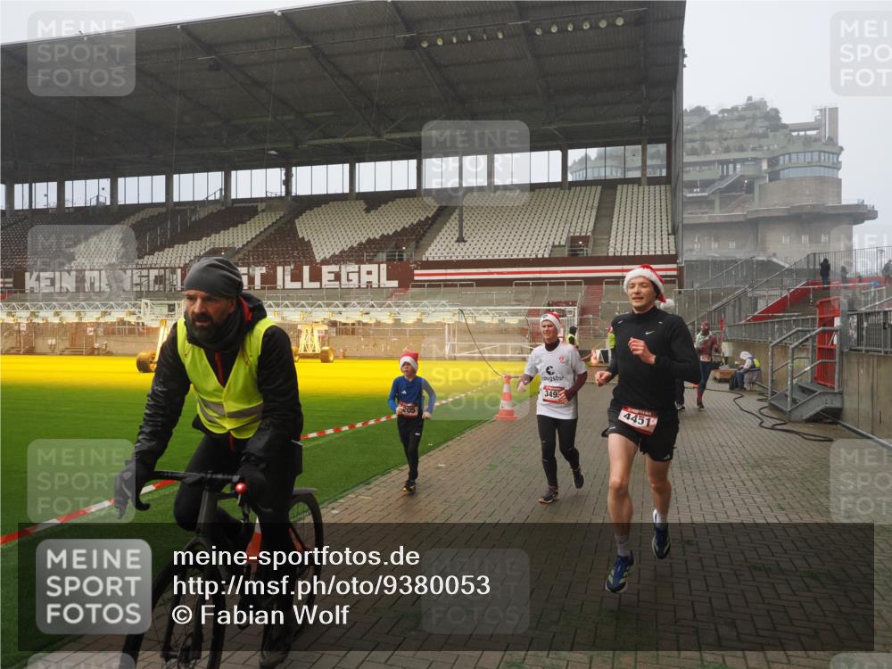 07.12.2025 - St. Pauli X-Mass-Run No. 15 Fabian Wolf http://msf.ph/oto/9380053 07.12.2025 10:08:38 Ziel 707, 2247, 2248, 2650, 3212, 3495, 3671, 3759, 4205, 4232, 4234, 4451 meine-sportfotos.de