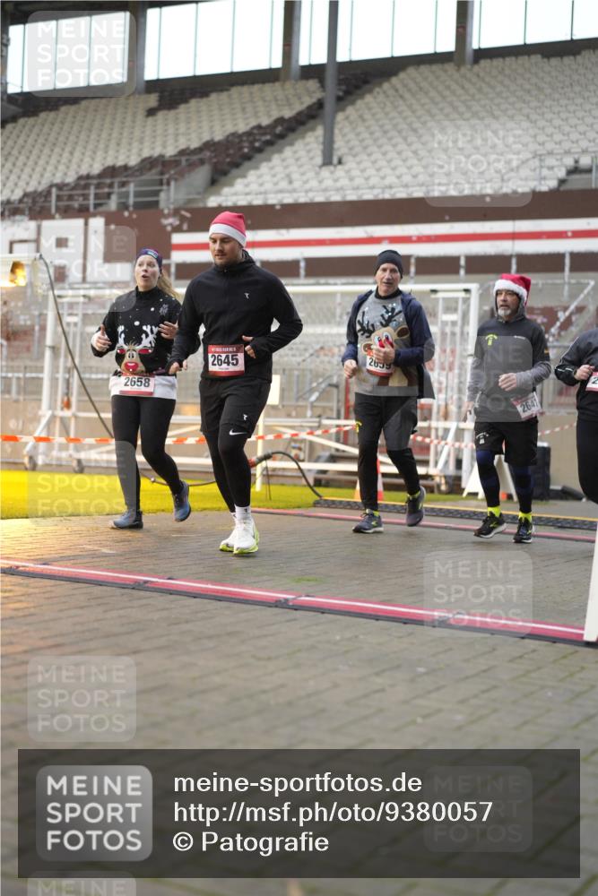 07.12.2025 - St. Pauli X-Mass-Run No. 15 Patografie http://msf.ph/oto/9380057 07.12.2025 10:15:35 Ziel 2641, 2645, 2652, 2658, 2659, 2745, 3053, 4455 meine-sportfotos.de