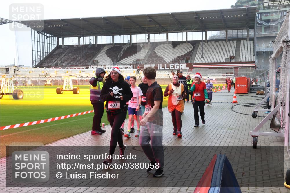 07.12.2025 - St. Pauli X-Mass-Run No. 15 Luisa Fischer http://msf.ph/oto/9380058 07.12.2025 11:12:19 Ziel 321, 69, 437, 1589, 679, 1767, 388, 408, 416, 437, 679, 689, 690, 694, 695, 819, 1186, 1246, 1278, 1309, 1321, 1589, 1711, 1714, 1767, 1770 meine-sportfotos.de