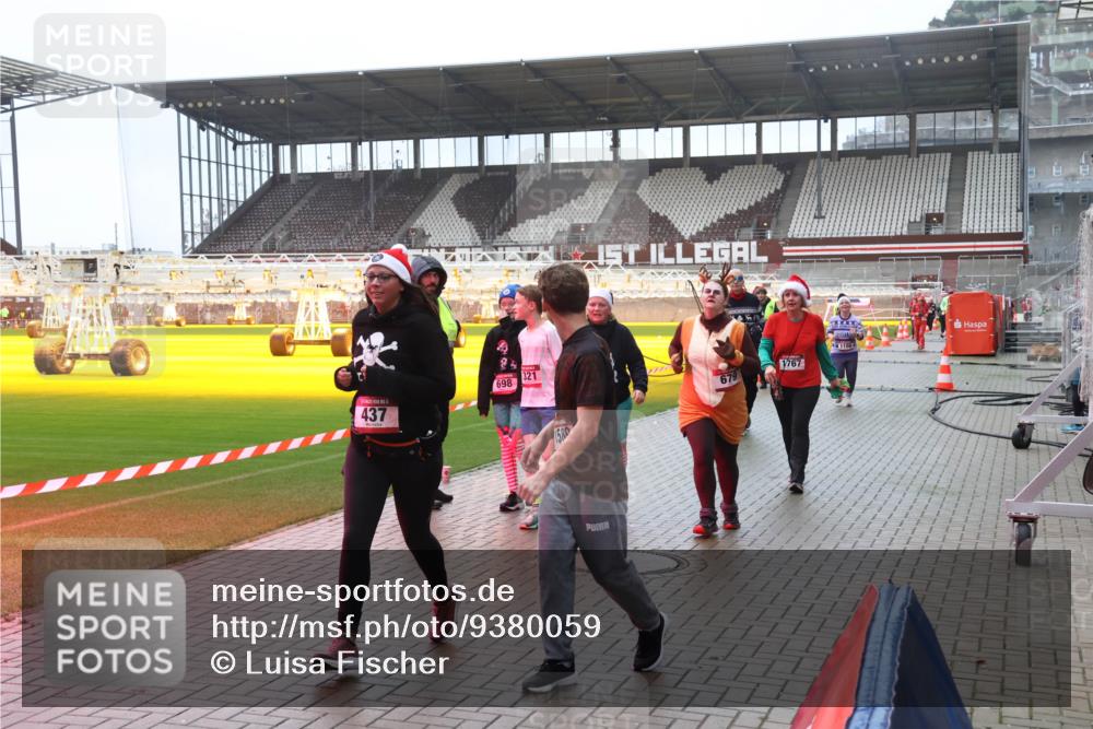 07.12.2025 - St. Pauli X-Mass-Run No. 15 Luisa Fischer http://msf.ph/oto/9380059 07.12.2025 11:12:19 Ziel 698, 437, 321, 1580, 679, 1767, 1186, 388, 408, 416, 437, 679, 689, 690, 694, 695, 819, 1186, 1246, 1278, 1309, 1321, 1589, 1711, 1714, 1767, 1770 meine-sportfotos.de