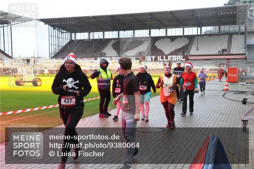 07.12.2025 - St. Pauli X-Mass-Run No. 15 Luisa Fischer http://msf.ph/oto/9380064 07.12.2025 11:12:19 Ziel 15, 437, 698, 697, 675, 1767, 1186, 388, 408, 416, 437, 679, 689, 690, 694, 695, 819, 1186, 1246, 1278, 1309, 1321, 1589, 1711, 1714, 1767, 1770 meine-sportfotos.de