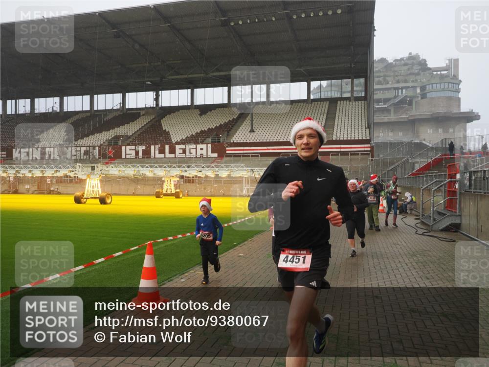 07.12.2025 - St. Pauli X-Mass-Run No. 15 Fabian Wolf http://msf.ph/oto/9380067 07.12.2025 10:08:38 Ziel 707, 2247, 2248, 2650, 3212, 3495, 3671, 3759, 4205, 4232, 4234, 4451 meine-sportfotos.de