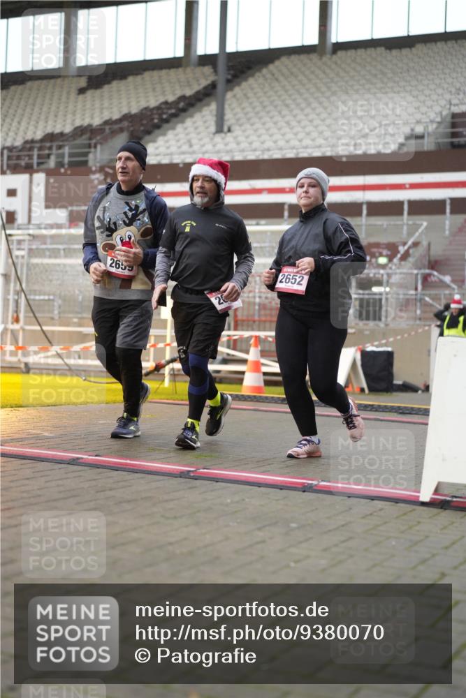 07.12.2025 - St. Pauli X-Mass-Run No. 15 Patografie http://msf.ph/oto/9380070 07.12.2025 10:15:36 Ziel 2641, 2645, 2652, 2658, 2659, 2745, 3053, 4455 meine-sportfotos.de