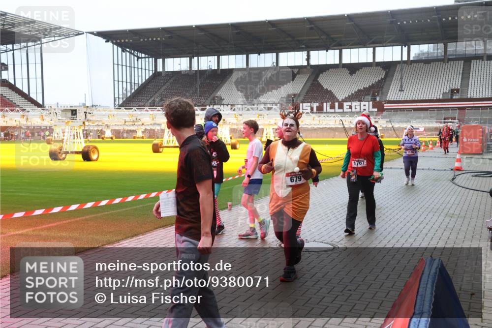 07.12.2025 - St. Pauli X-Mass-Run No. 15 Luisa Fischer http://msf.ph/oto/9380071 07.12.2025 11:12:20 Ziel 679, 1767, 11860, 76, 79, 388, 408, 416, 437, 679, 689, 690, 694, 695, 819, 1186, 1246, 1278, 1309, 1321, 1589, 1711, 1714, 1767 meine-sportfotos.de