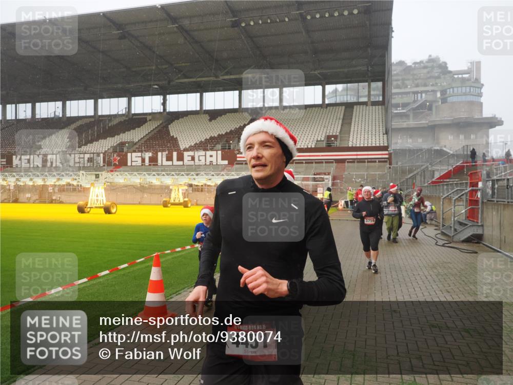 07.12.2025 - St. Pauli X-Mass-Run No. 15 Fabian Wolf http://msf.ph/oto/9380074 07.12.2025 10:08:38 Ziel 707, 2247, 2248, 2650, 3212, 3495, 3671, 3759, 4205, 4232, 4234, 4451 meine-sportfotos.de