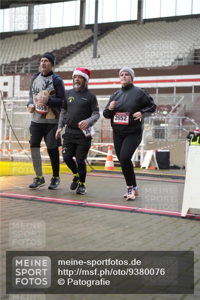 07.12.2025 - St. Pauli X-Mass-Run No. 15 Patografie http://msf.ph/oto/9380076 07.12.2025 10:15:36 Ziel 2641, 2645, 2652, 2658, 2659, 2745, 3053, 4455 meine-sportfotos.de