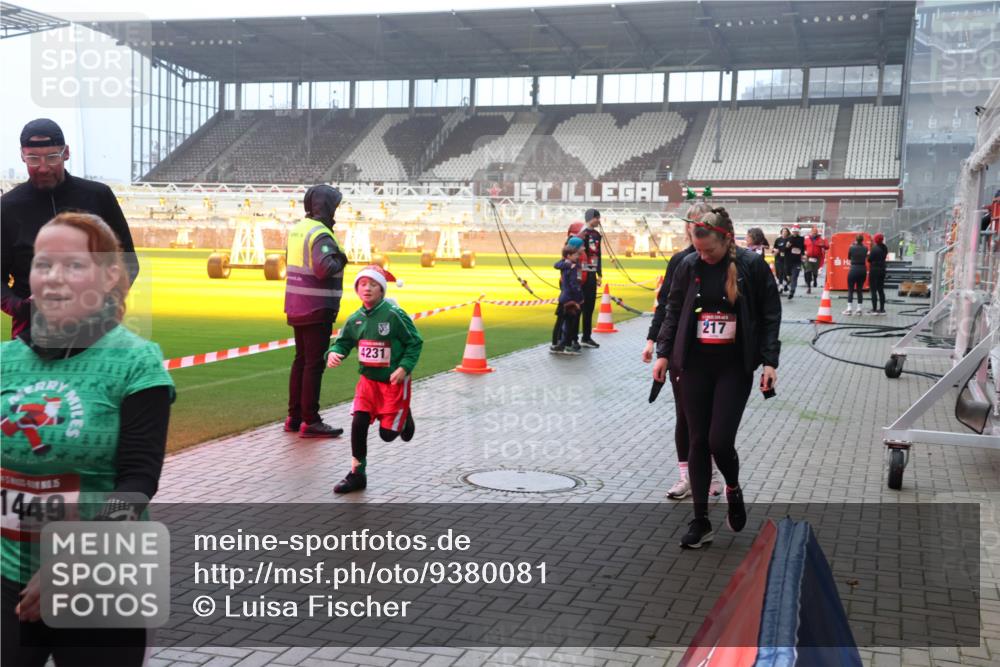 07.12.2025 - St. Pauli X-Mass-Run No. 15 Luisa Fischer http://msf.ph/oto/9380081 07.12.2025 10:08:19 Ziel 1449, 4231, 217, 716, 767, 1447, 1449, 1543, 1905, 2691, 2692, 3003, 3627, 3628, 4231, 4623, 4624, 4626, 4734, 4737, 4740 meine-sportfotos.de