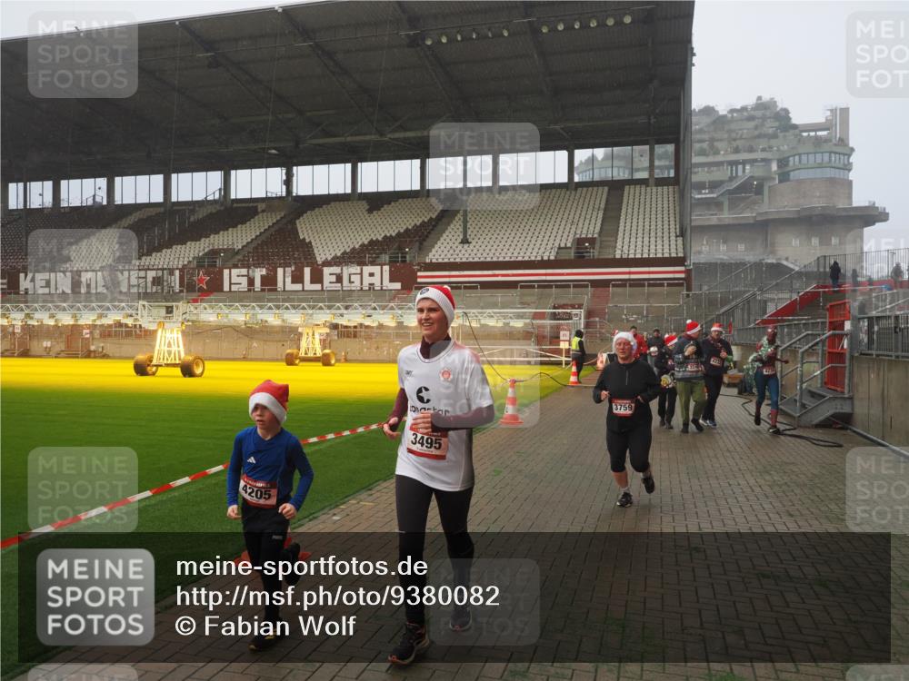 07.12.2025 - St. Pauli X-Mass-Run No. 15 Fabian Wolf http://msf.ph/oto/9380082 07.12.2025 10:08:39 Ziel 707, 1031, 2247, 2248, 2650, 3212, 3495, 3671, 3759, 4205, 4232, 4234, 4451 meine-sportfotos.de