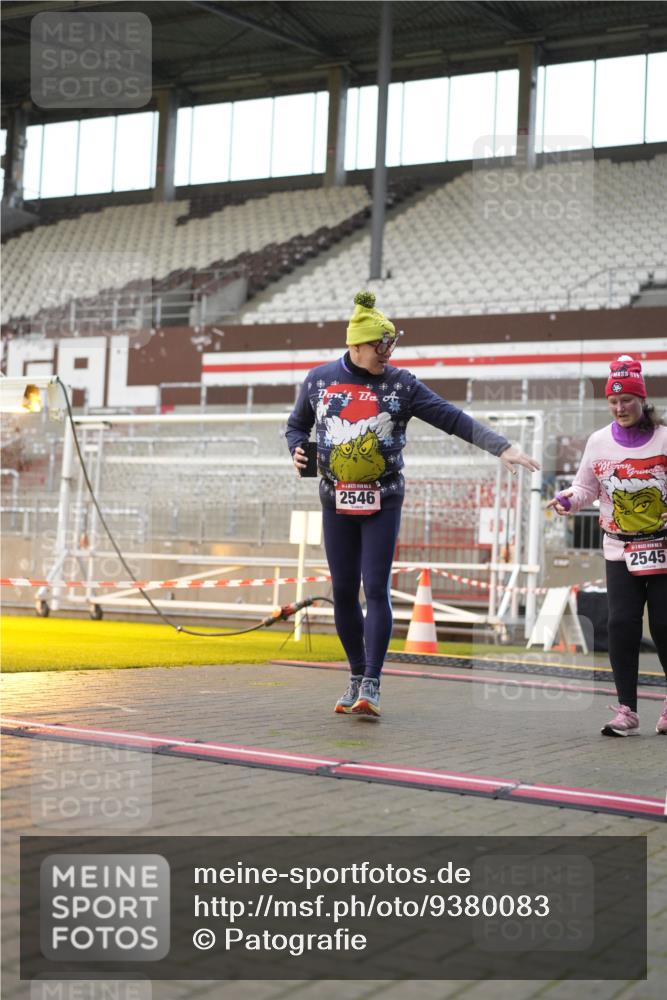 07.12.2025 - St. Pauli X-Mass-Run No. 15 Patografie http://msf.ph/oto/9380083 07.12.2025 10:15:51 Ziel 2545, 2546 meine-sportfotos.de