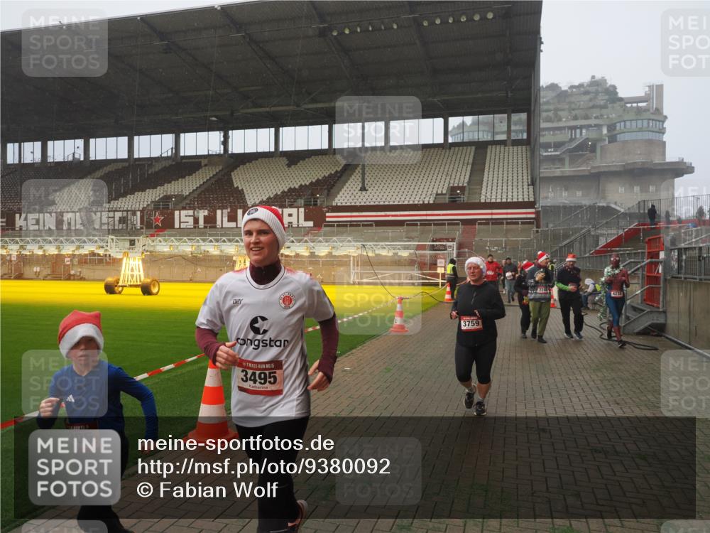 07.12.2025 - St. Pauli X-Mass-Run No. 15 Fabian Wolf http://msf.ph/oto/9380092 07.12.2025 10:08:39 Ziel 707, 1031, 2247, 2248, 2650, 3212, 3495, 3671, 3759, 4205, 4232, 4234, 4451 meine-sportfotos.de