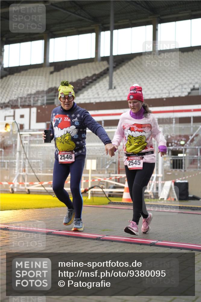 07.12.2025 - St. Pauli X-Mass-Run No. 15 Patografie http://msf.ph/oto/9380095 07.12.2025 10:15:53 Ziel 2545, 2546 meine-sportfotos.de