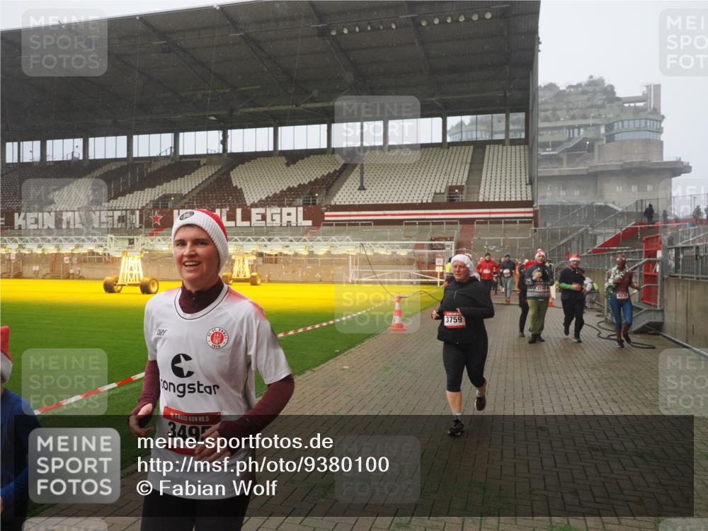 07.12.2025 - St. Pauli X-Mass-Run No. 15 Fabian Wolf http://msf.ph/oto/9380100 07.12.2025 10:08:40 Ziel 707, 947, 1002, 1031, 2247, 2248, 3212, 3332, 3335, 3495, 3671, 3759, 4205, 4232, 4234, 4451 meine-sportfotos.de