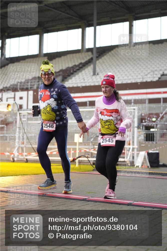 07.12.2025 - St. Pauli X-Mass-Run No. 15 Patografie http://msf.ph/oto/9380104 07.12.2025 10:15:53 Ziel 2545, 2546 meine-sportfotos.de