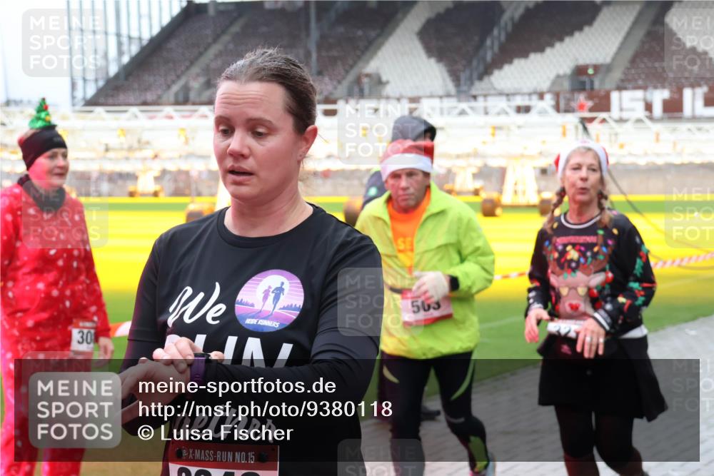 07.12.2025 - St. Pauli X-Mass-Run No. 15 Luisa Fischer http://msf.ph/oto/9380118 07.12.2025 10:38:05 Ziel 30, 15, 563, 2899, 3069, 3214, 4761, 4872 meine-sportfotos.de