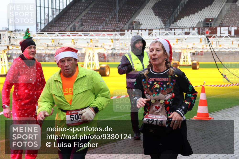 07.12.2025 - St. Pauli X-Mass-Run No. 15 Luisa Fischer http://msf.ph/oto/9380124 07.12.2025 10:38:06 Ziel 6709, 503, 15, 3214, 2899, 3069, 3214, 4872 meine-sportfotos.de