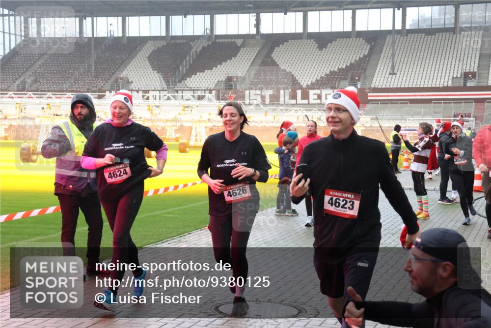 07.12.2025 - St. Pauli X-Mass-Run No. 15 Luisa Fischer http://msf.ph/oto/9380125 07.12.2025 10:08:30 Ziel 6709, 4624, 4626, 15, 4623, 3628, 1447, 1449, 1905, 2691, 2692, 2746, 3627, 3628, 4231, 4623, 4624, 4626, 4734, 4737, 4740 meine-sportfotos.de