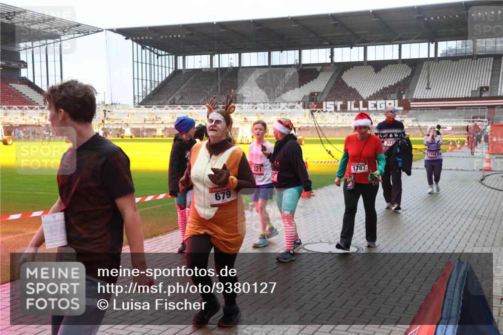 07.12.2025 - St. Pauli X-Mass-Run No. 15 Luisa Fischer http://msf.ph/oto/9380127 07.12.2025 11:12:21 Ziel 679, 321, 1767, 97, 537, 1186, 76, 79, 388, 408, 416, 437, 679, 689, 690, 694, 695, 819, 1186, 1246, 1278, 1309, 1321, 1589, 1711, 1714, 1767 meine-sportfotos.de