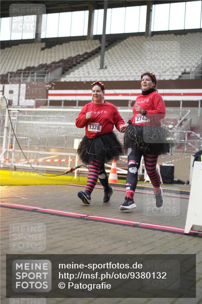 07.12.2025 - St. Pauli X-Mass-Run No. 15 Patografie http://msf.ph/oto/9380132 07.12.2025 10:16:13 Ziel 394, 1328, 2743 meine-sportfotos.de
