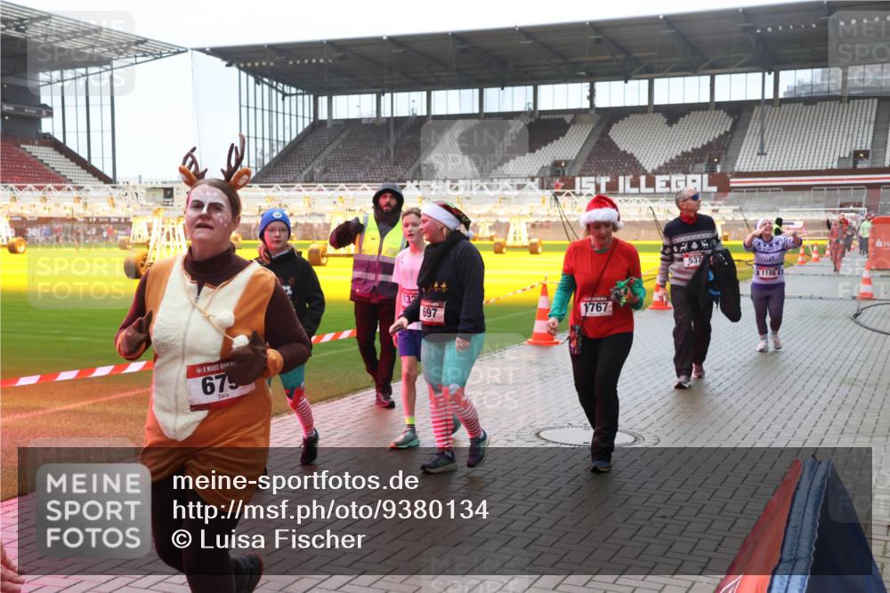 07.12.2025 - St. Pauli X-Mass-Run No. 15 Luisa Fischer http://msf.ph/oto/9380134 07.12.2025 11:12:22 Ziel 675, 697, 1767, 537, 1186, 76, 79, 388, 408, 416, 437, 605, 679, 689, 690, 694, 695, 819, 1186, 1246, 1278, 1309, 1321, 1589, 1711, 1714, 1767 meine-sportfotos.de